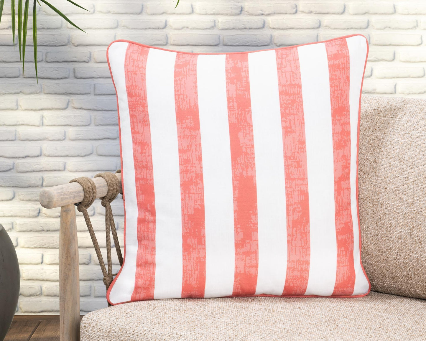 Indoor/Outdoor Milton 22x22 - Red